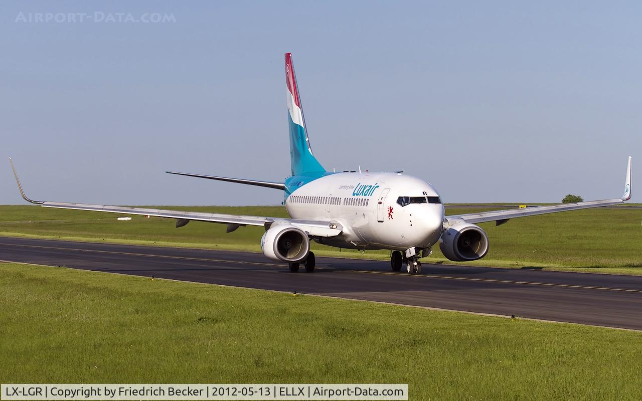 LX-LGR, 2004 Boeing 737-7C9 C/N 33803, taxying to the active