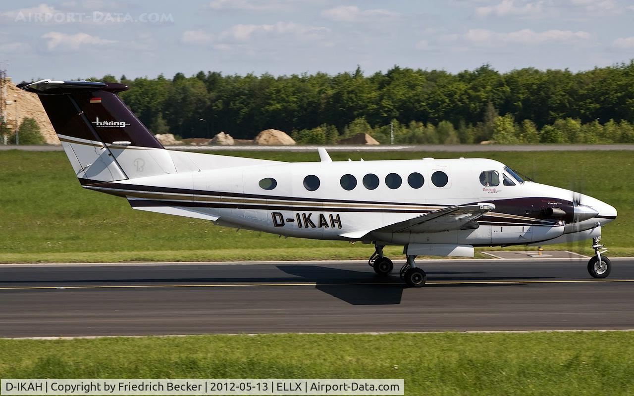 D-IKAH, 2008 Hawker Beechcraft B200GT King Air C/N BY-50, taxying to the active