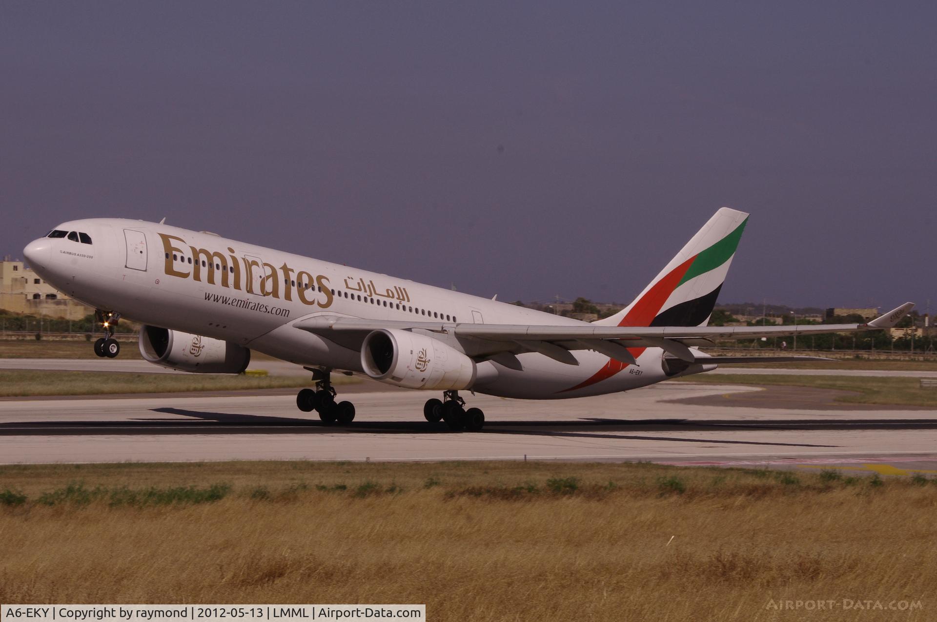 A6-EKY, 2000 Airbus A330-243 C/N 328, A330 A6-EKY Emirates Airlines during take-off from RW31