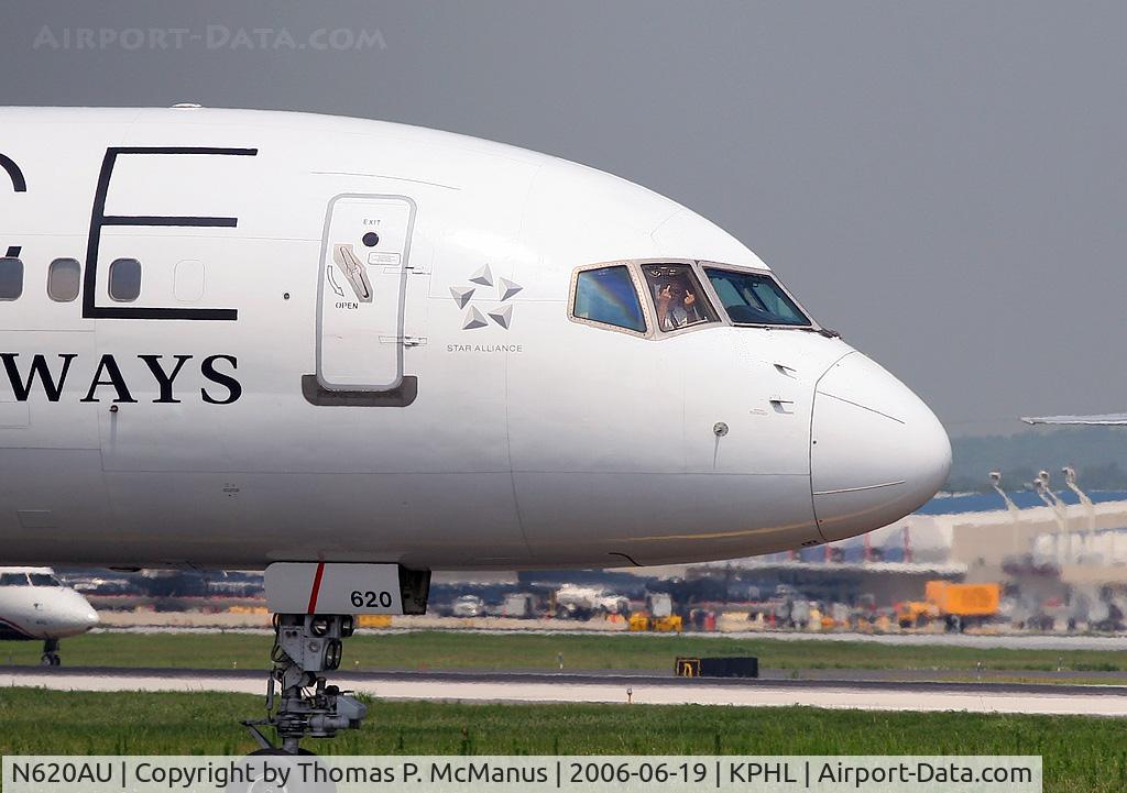 N620AU, 1993 Boeing 757-2B7 C/N 27199, US Airways B757-2B7 first officer flashing a double international salute prior to departure from PHL on 27R.