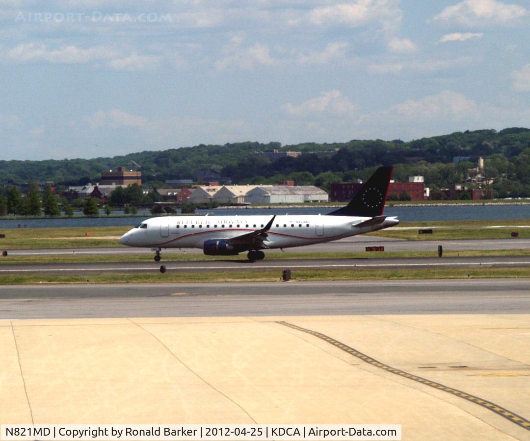 N821MD, 2004 Embraer 170SU (ERJ-170-100SU) C/N 17000042, Landing DCA