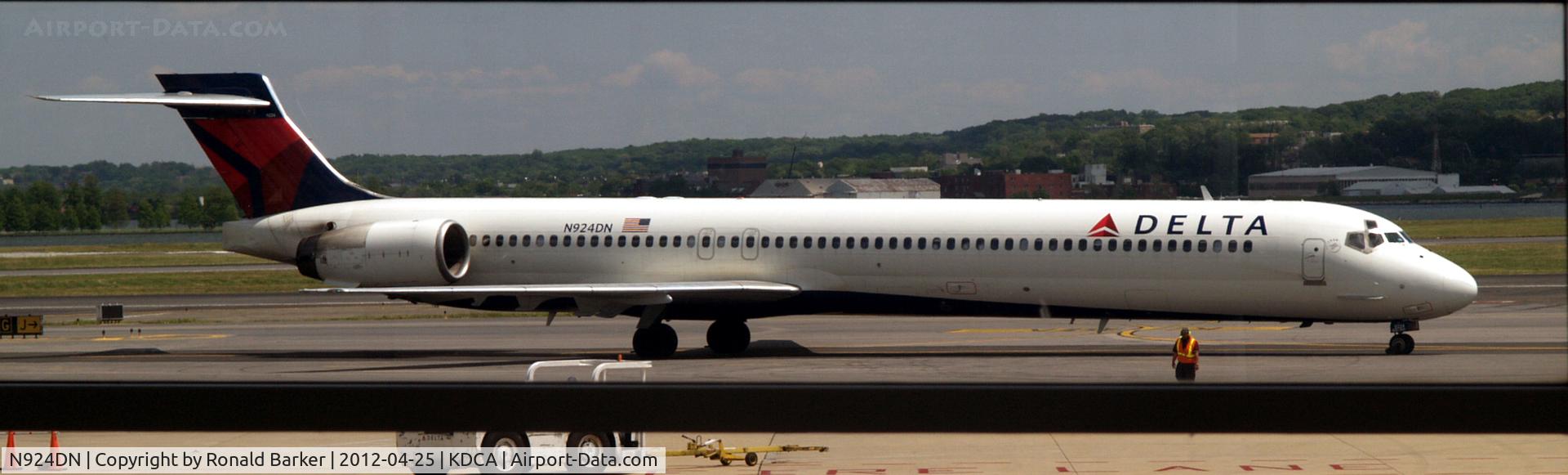 N924DN, 1998 McDonnell Douglas MD-90-30 C/N 53586, DCA, VA