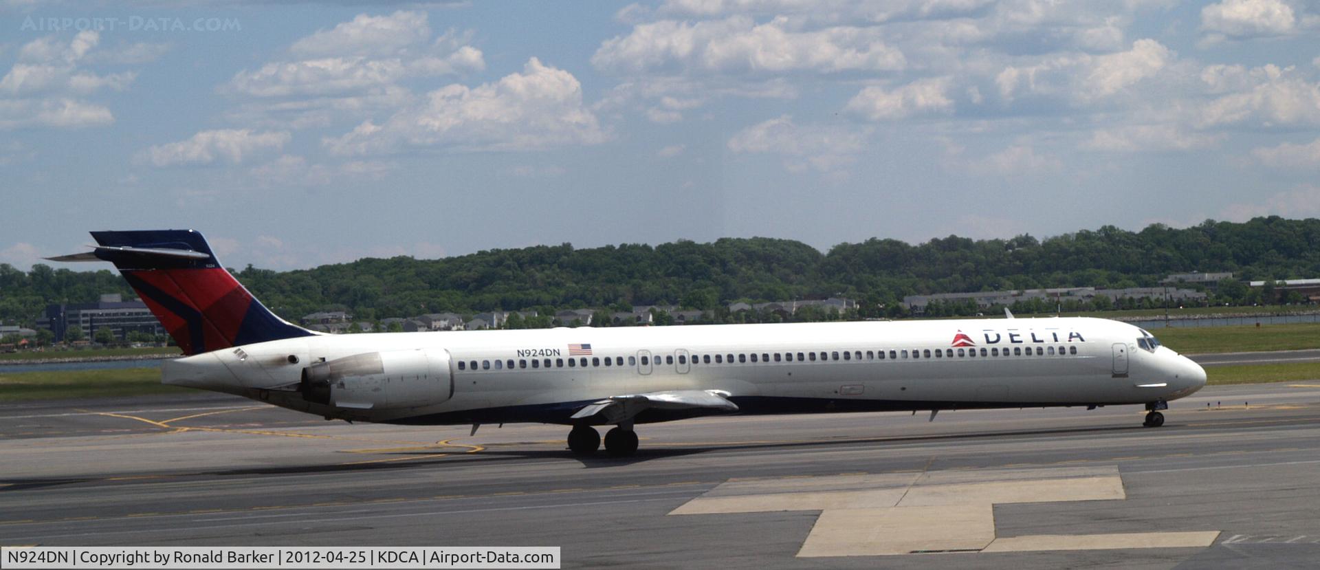 N924DN, 1998 McDonnell Douglas MD-90-30 C/N 53586, DCA, VA