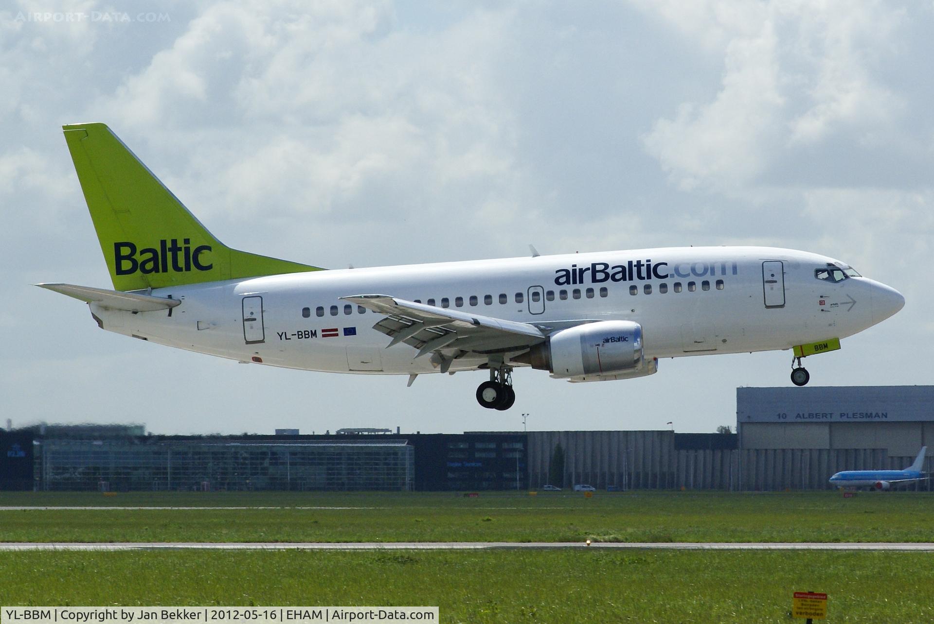 YL-BBM, 1992 Boeing 737-522 C/N 26680, Just before landing on the 