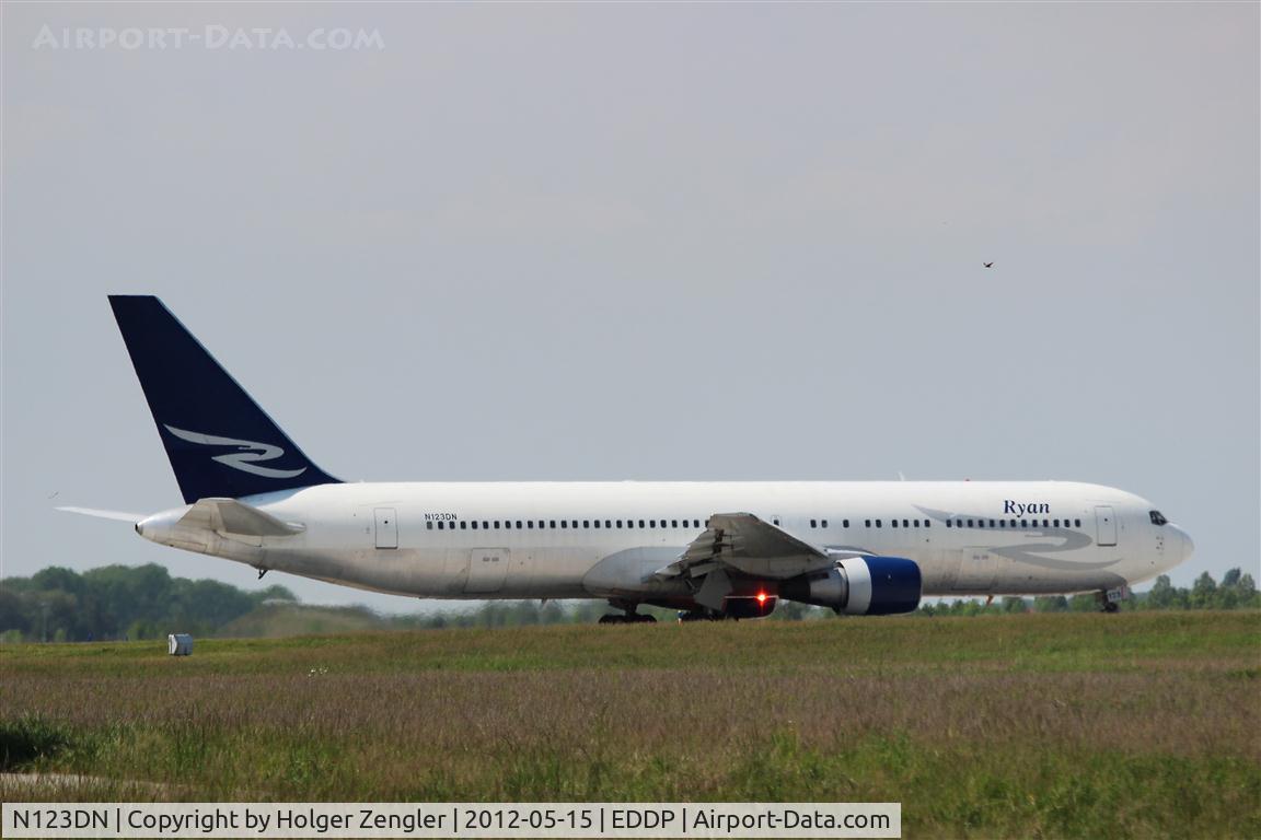 N123DN, 1987 Boeing 767-332 C/N 23437, A 25 years old lady of the skies twinkles to the spotter....