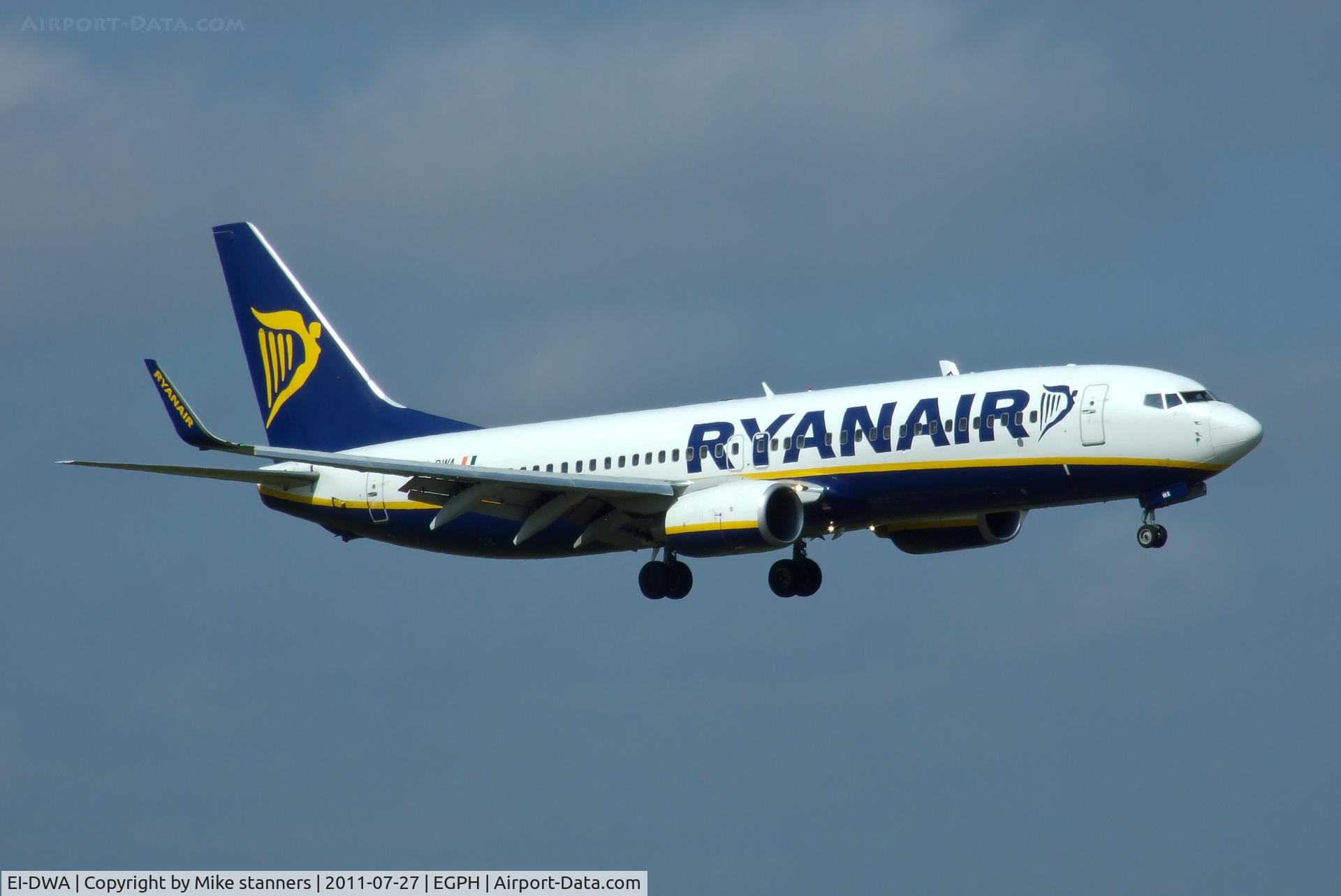 EI-DWA, 2007 Boeing 737-8AS C/N 33617, Landing runway 06