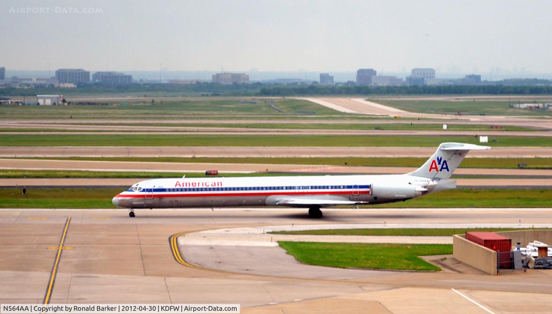 N564AA, 1987 McDonnell Douglas MD-83 (DC-9-83) C/N 49346, Taxi DFW