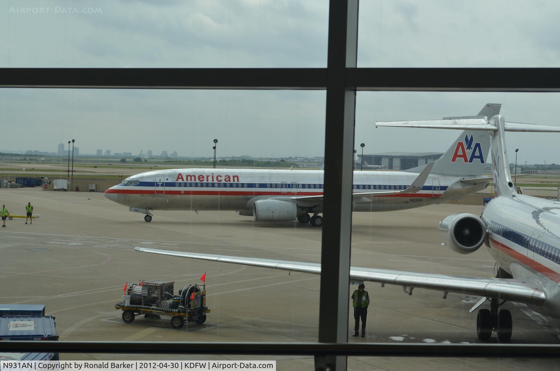 N931AN, 2000 Boeing 737-823 C/N 30079, DFW, TX