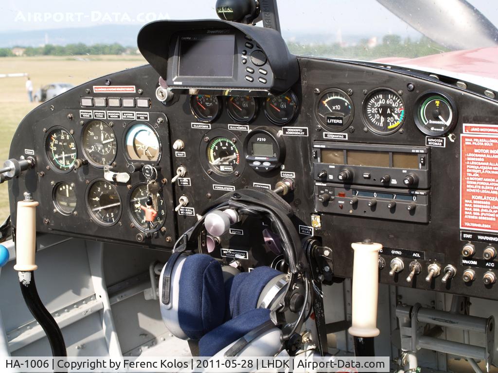 HA-1006, 1998 ICA IS-28M2/GR C/N 77, Cockpit