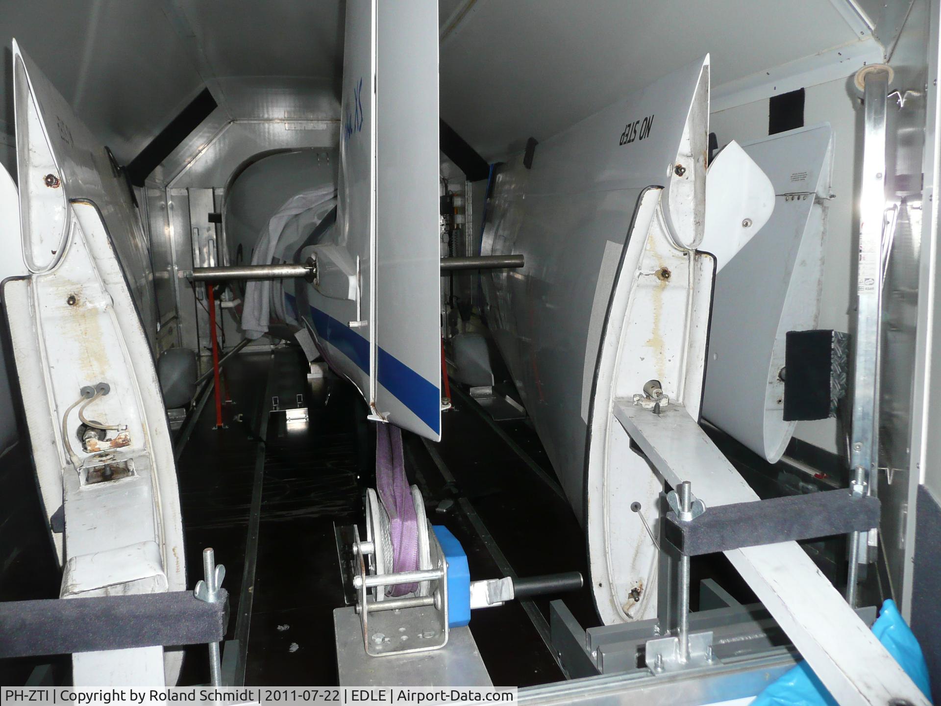 PH-ZTI, 2001 Europa XS Tri-Gear C/N PFA-247 13172, Aircraft stored in its covered trailer