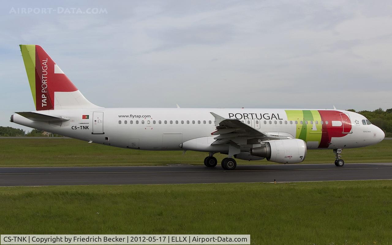 CS-TNK, 2000 Airbus A320-214 C/N 1206, taxying to the active