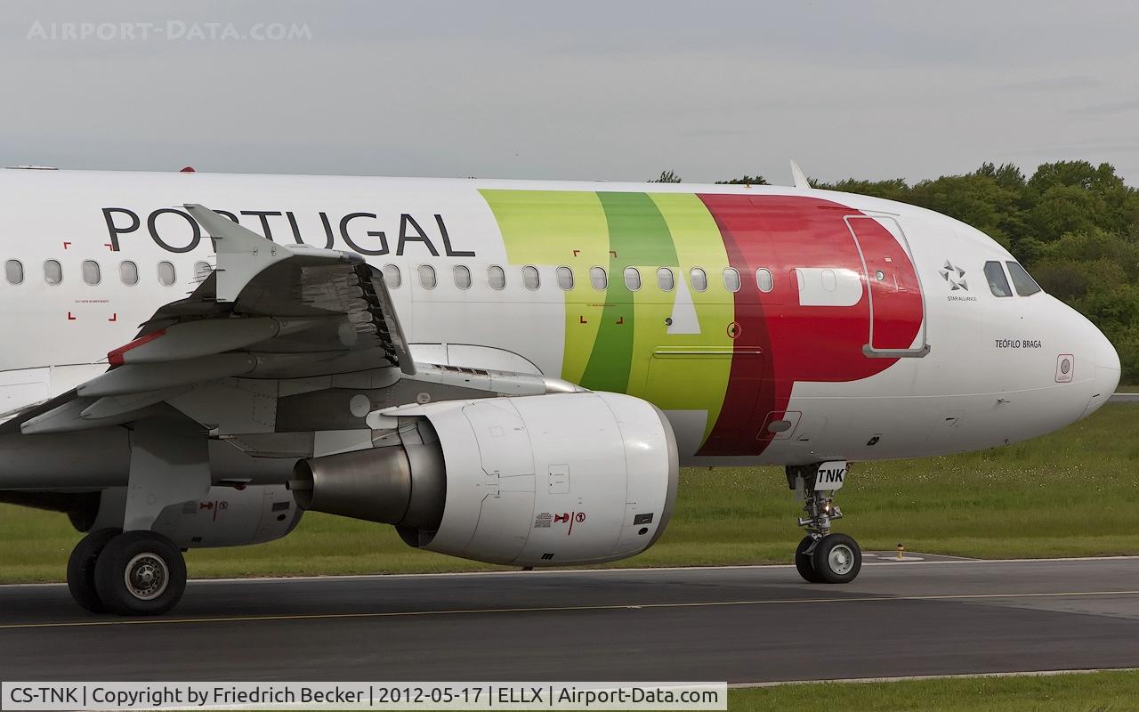 CS-TNK, 2000 Airbus A320-214 C/N 1206, holding point B4 RW06