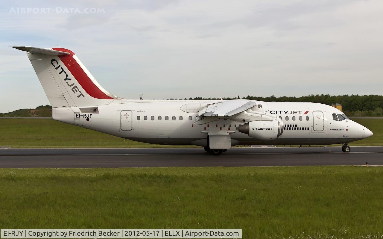 EI-RJY, 1997 British Aerospace Avro 146-RJ85 C/N E.2307, taxying to the active