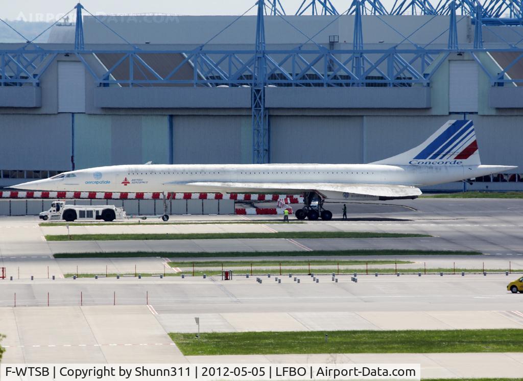 F-WTSB, 1973 Aerospatiale-BAC Concorde 101 C/N 201, After more than 25 years of storage in Airbus factory, this Concorde has been moved from his place for cleaning, restoration and, in the future, a new paint. Will be integrated in the Toulouse Museum in the next 2 years.