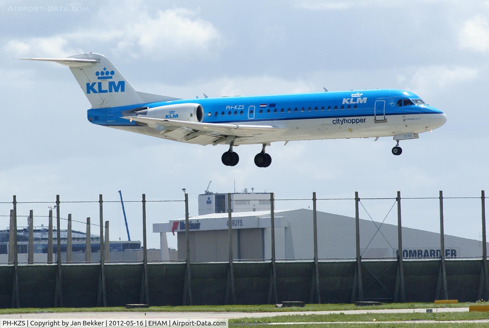PH-KZS, 1995 Fokker F70 (F-28-0070) C/N 11540, Just before landing on the 
