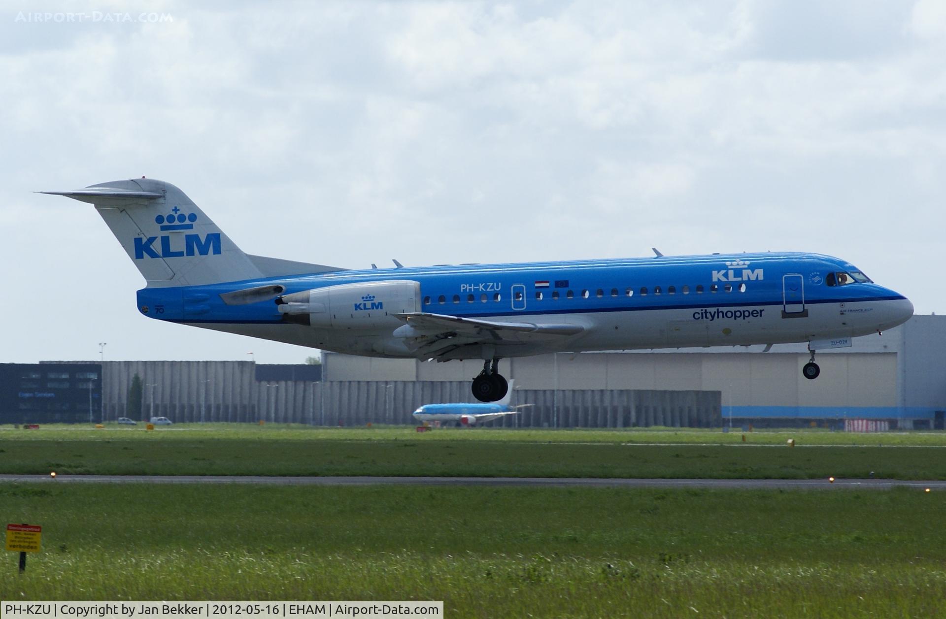PH-KZU, 1995 Fokker 70 (F-28-0070) C/N 11543, Just before touchdown on the 