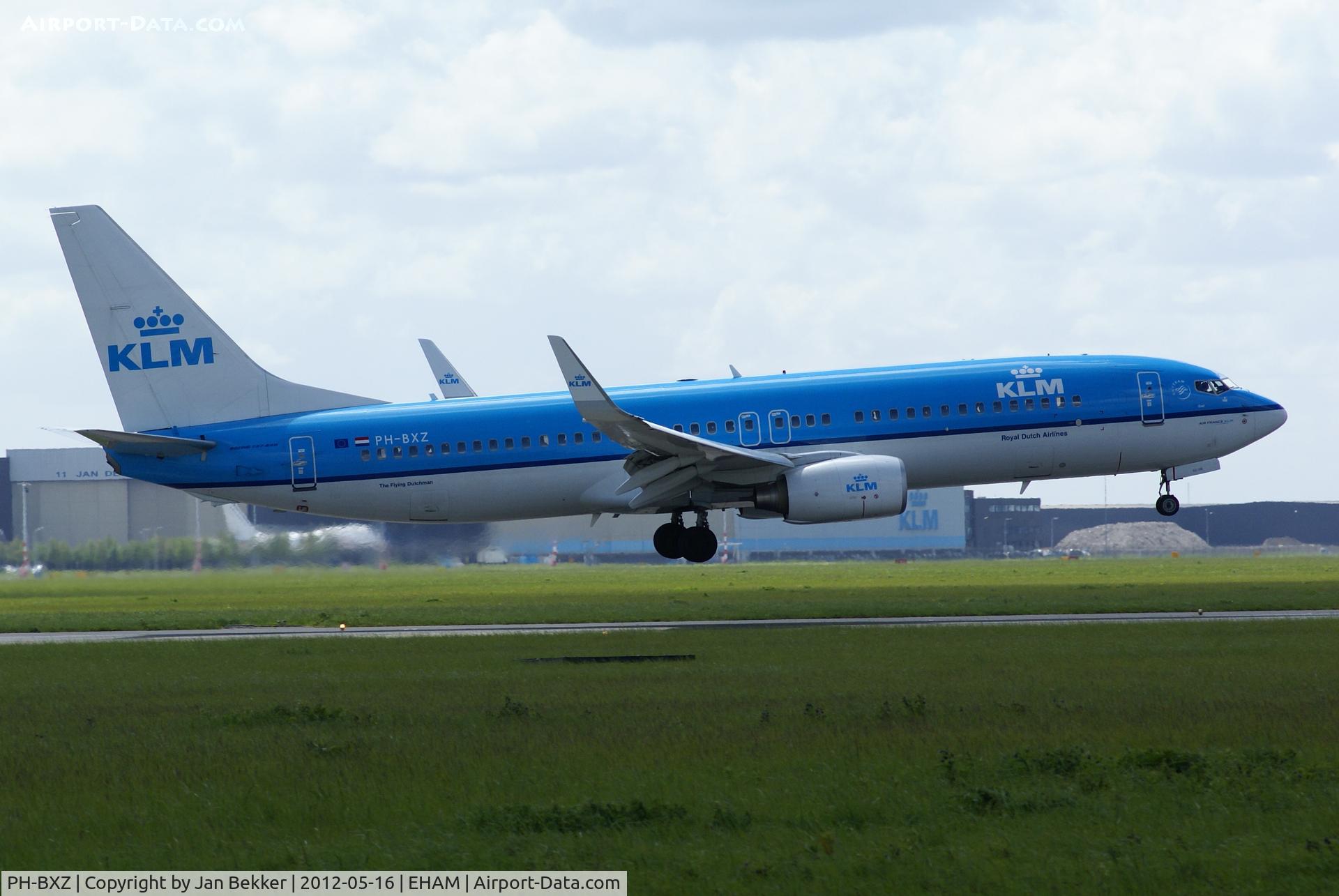PH-BXZ, 2008 Boeing 737-8K2 C/N 30368, Just before touchdown on the 