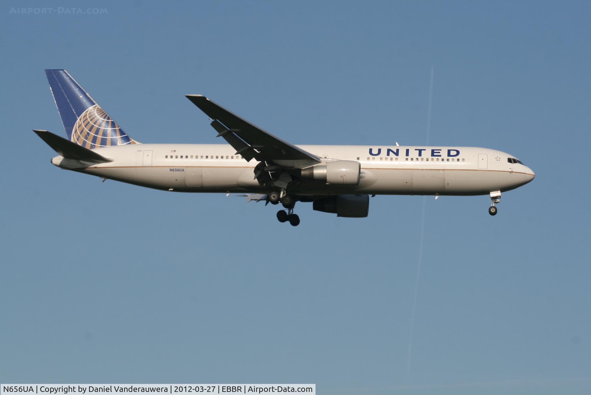 N656UA, 1992 Boeing 767-322 C/N 25394, Arrival of flight UA972 to RWY 02