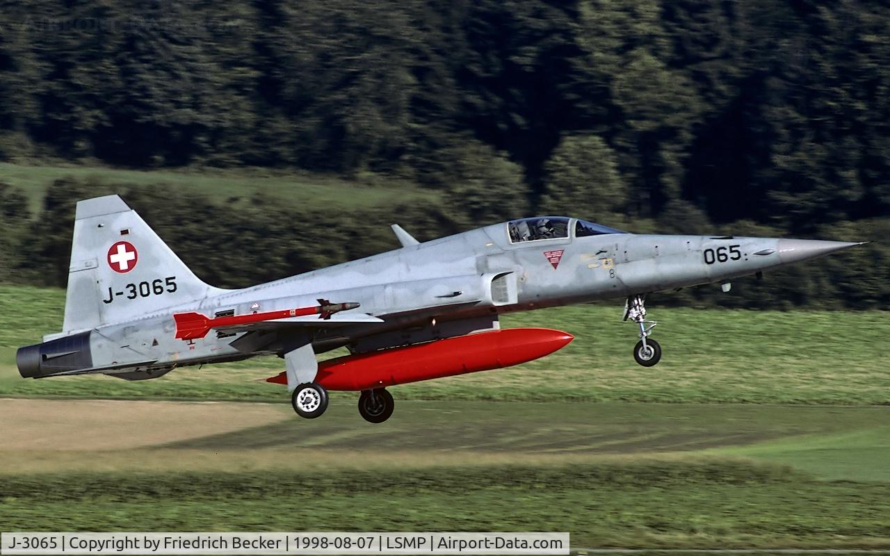 J-3065, Northrop F-5F Tiger II C/N L.3065, moments prior touchdown at Payerne AB