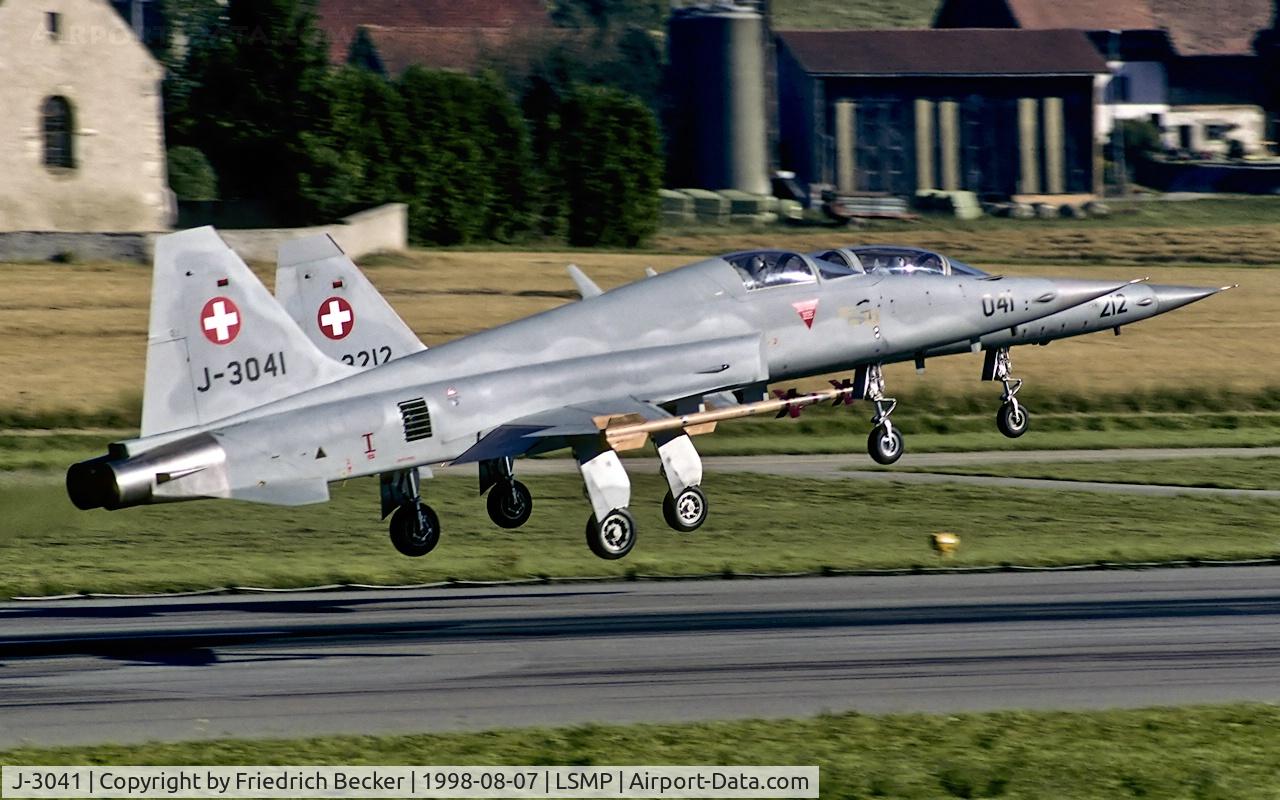 J-3041, 1979 Northrop F-5E Tiger II C/N L.1041, moents prior touchdown at Payerne AB