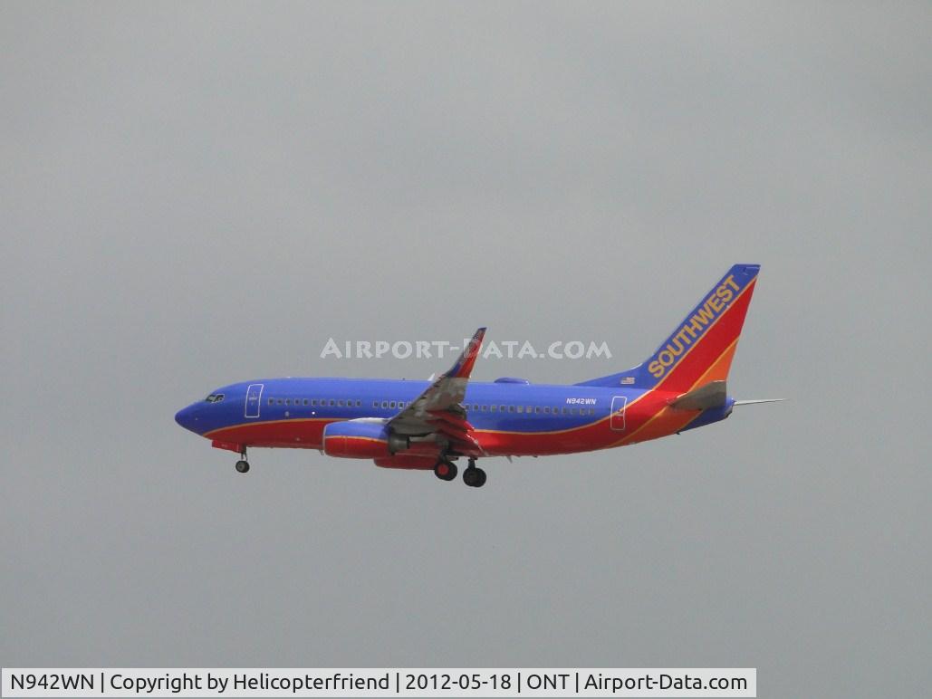 N942WN, 2009 Boeing 737-7H4 C/N 36648, On final for 26R