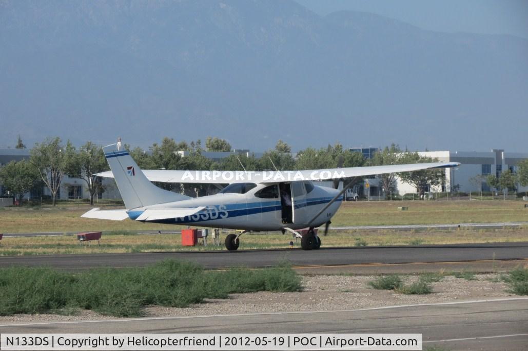 N133DS, 1965 Cessna 182J Skylane C/N 18256837, Taxiing to 26L with door open for ventilation