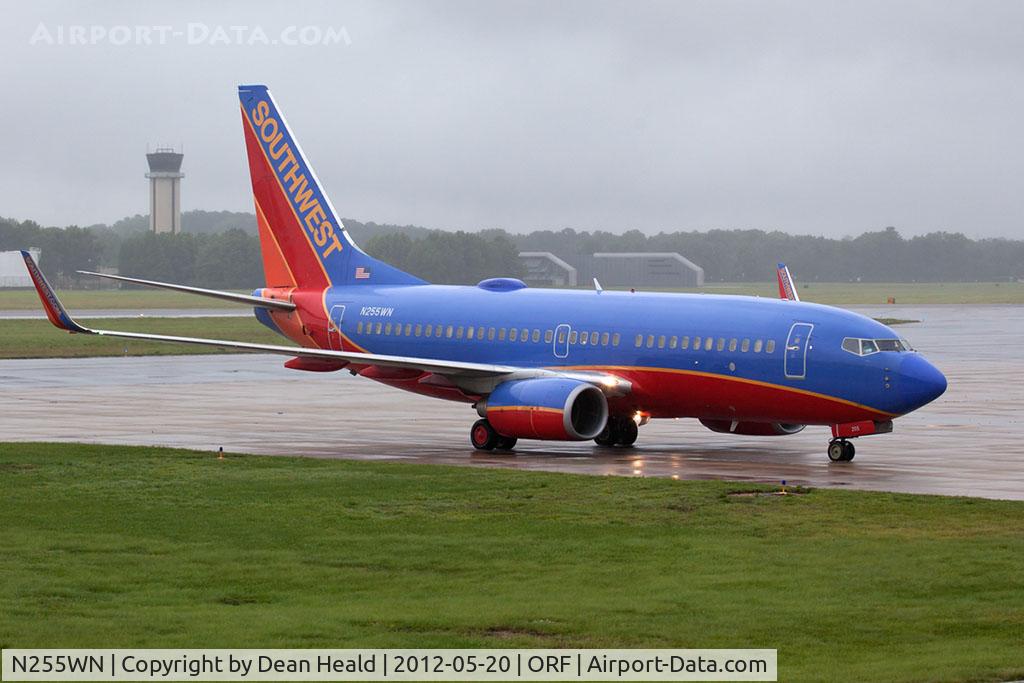 N255WN, 2006 Boeing 737-7H4 C/N 32513, Southwest Airlines N255WN (FLT SWA1186) taxiing to the gate after arrival from Baltimore/Washington Int'l (KBWI).
