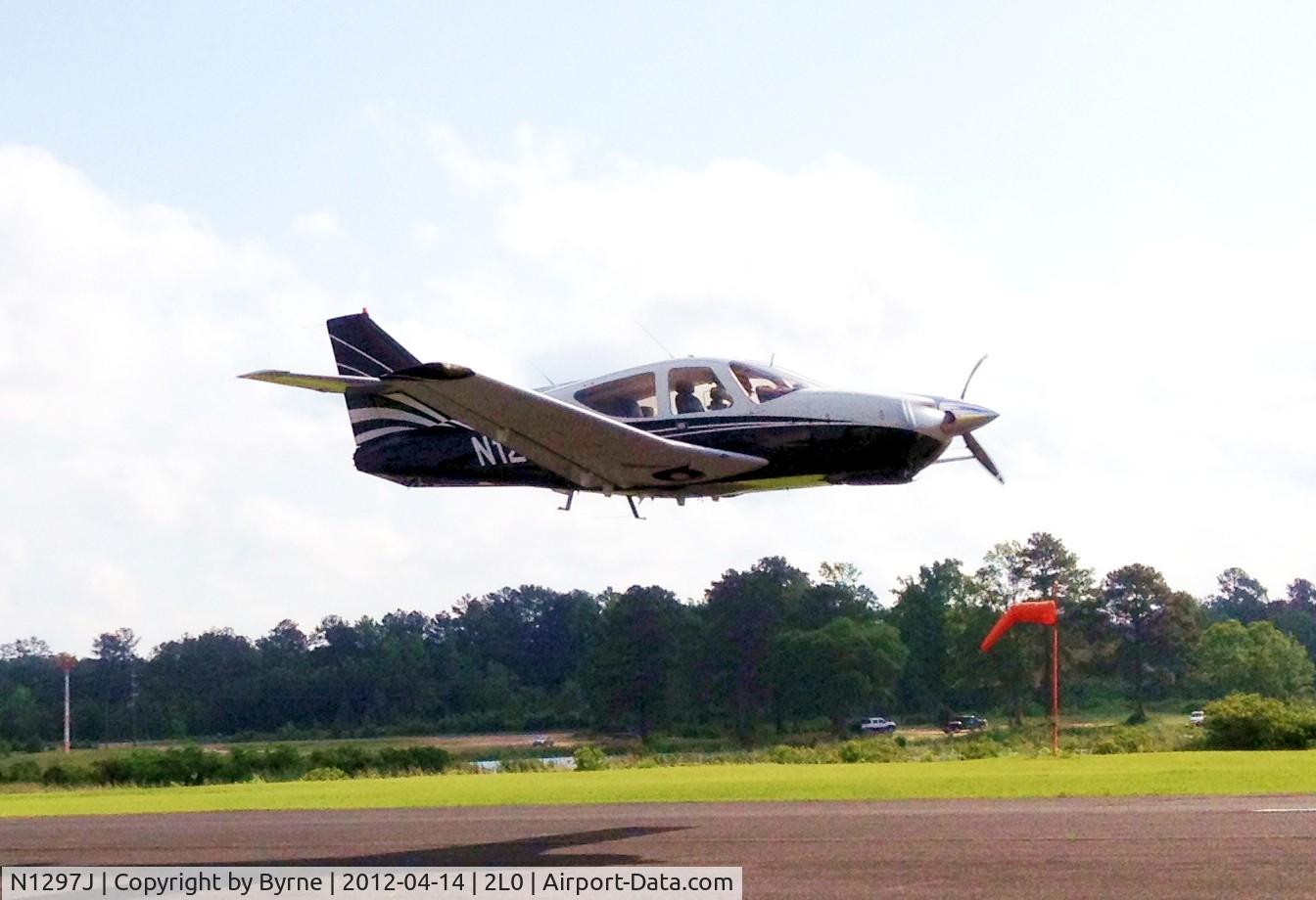 N1297J, 1975 Rockwell International 112A Commander C/N 297, Low Pass at 2L0