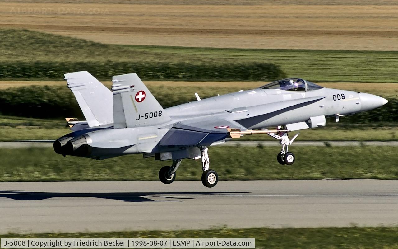 J-5008, McDonnell Douglas F/A-18C Hornet C/N 1336/SFC008, moments prior touchdown at Payerne AB