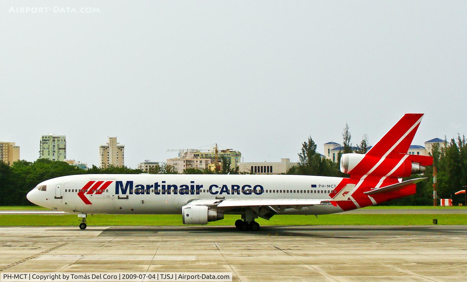 PH-MCT, 1995 McDonnell Douglas MD-11F C/N 48629, Martinair Cargo McDonnell Douglas MD-11CF PH-MCT / CT-504 (cn 48629/586)

San Juan - Luis Munoz Marin International (SJU / TJSJ)
Puerto Rico, 2009
Aeroparque
Photo : Tomás Del Coro