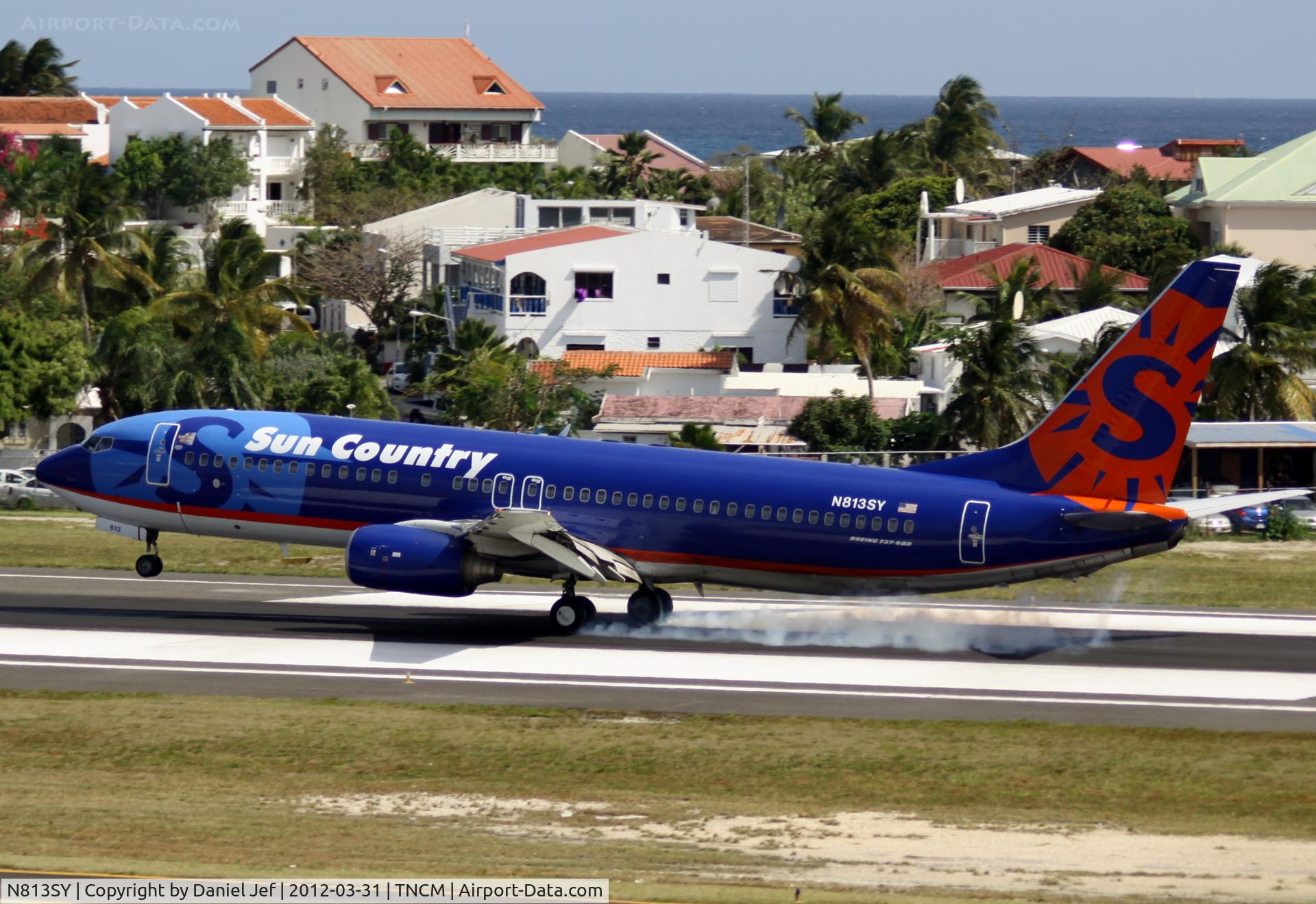 N813SY, 2001 Boeing 737-8Q8 C/N 28237, N813SY