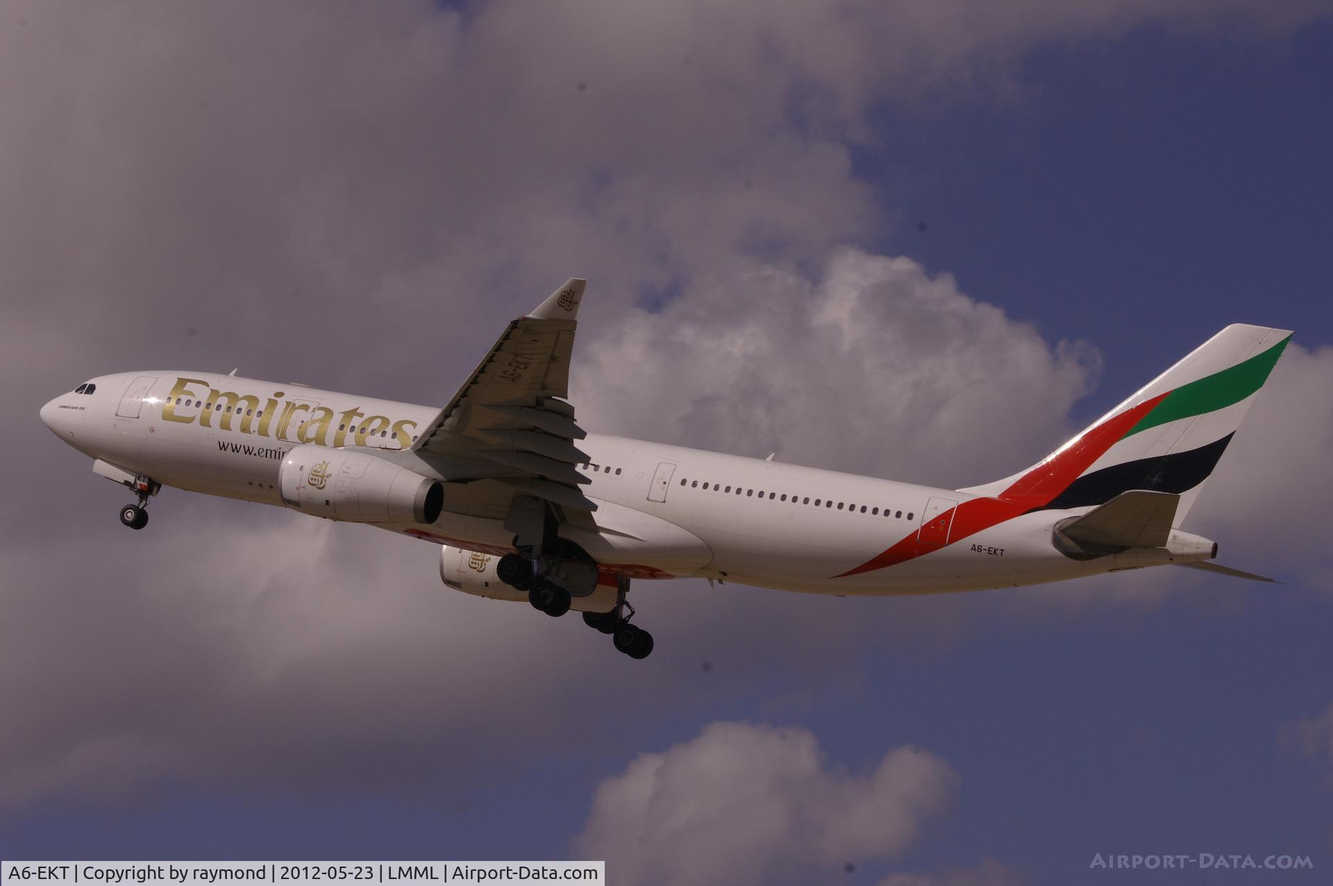 A6-EKT, 1999 Airbus A330-243 C/N 293, A330 A6-EKT Emirates Airlines