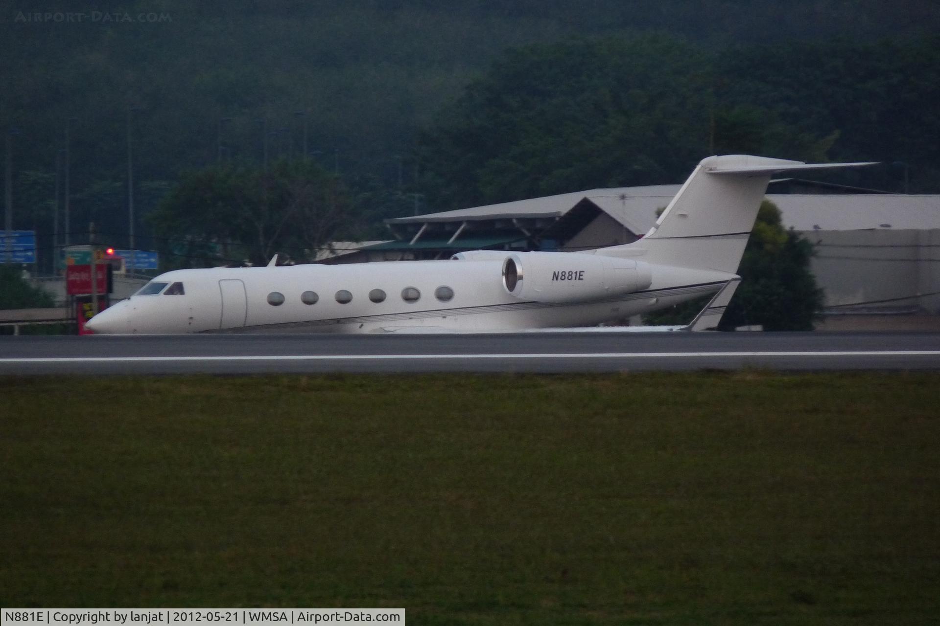 N881E, 2005 Gulfstream Aerospace GIV-X (G450) C/N 4028, Seen Taxing to Runway 15