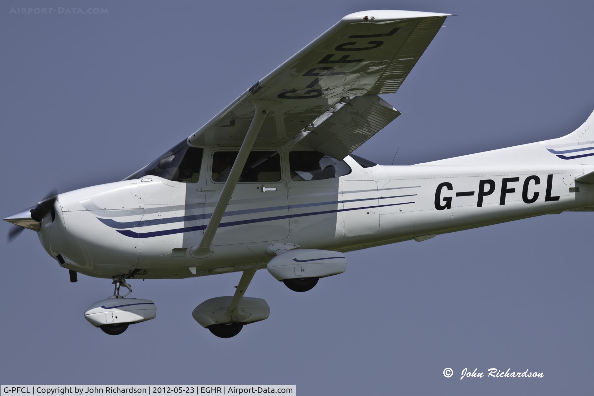 G-PFCL, 2003 Cessna 172S Skyhawk SP C/N 172S9330, Finals for 32