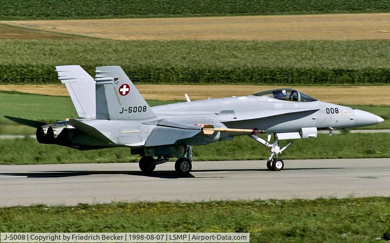 J-5008, McDonnell Douglas F/A-18C Hornet C/N 1336/SFC008, decelerating after touchdown