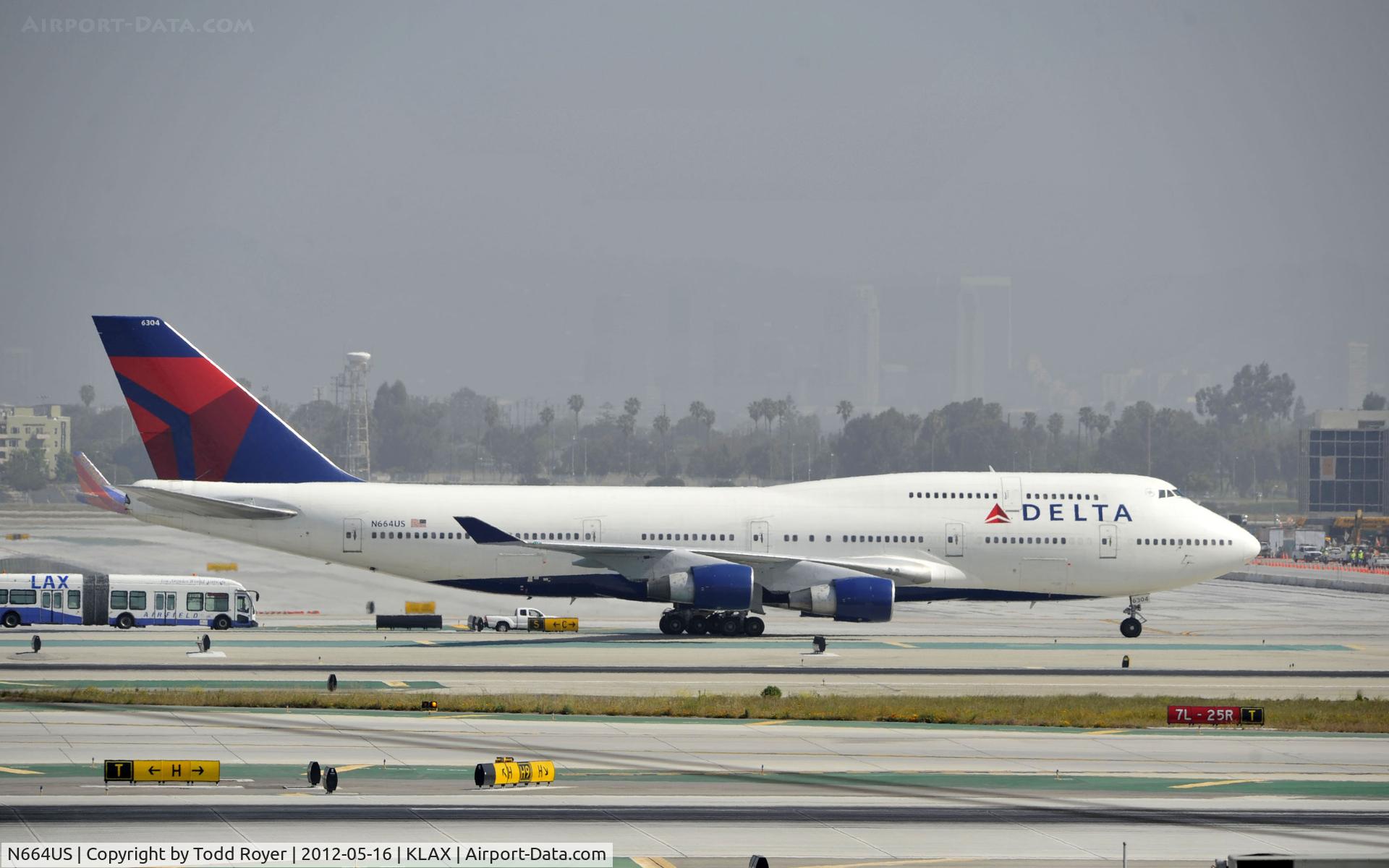N664US, 1989 Boeing 747-451 C/N 23819, Taxiing to gate at LAX