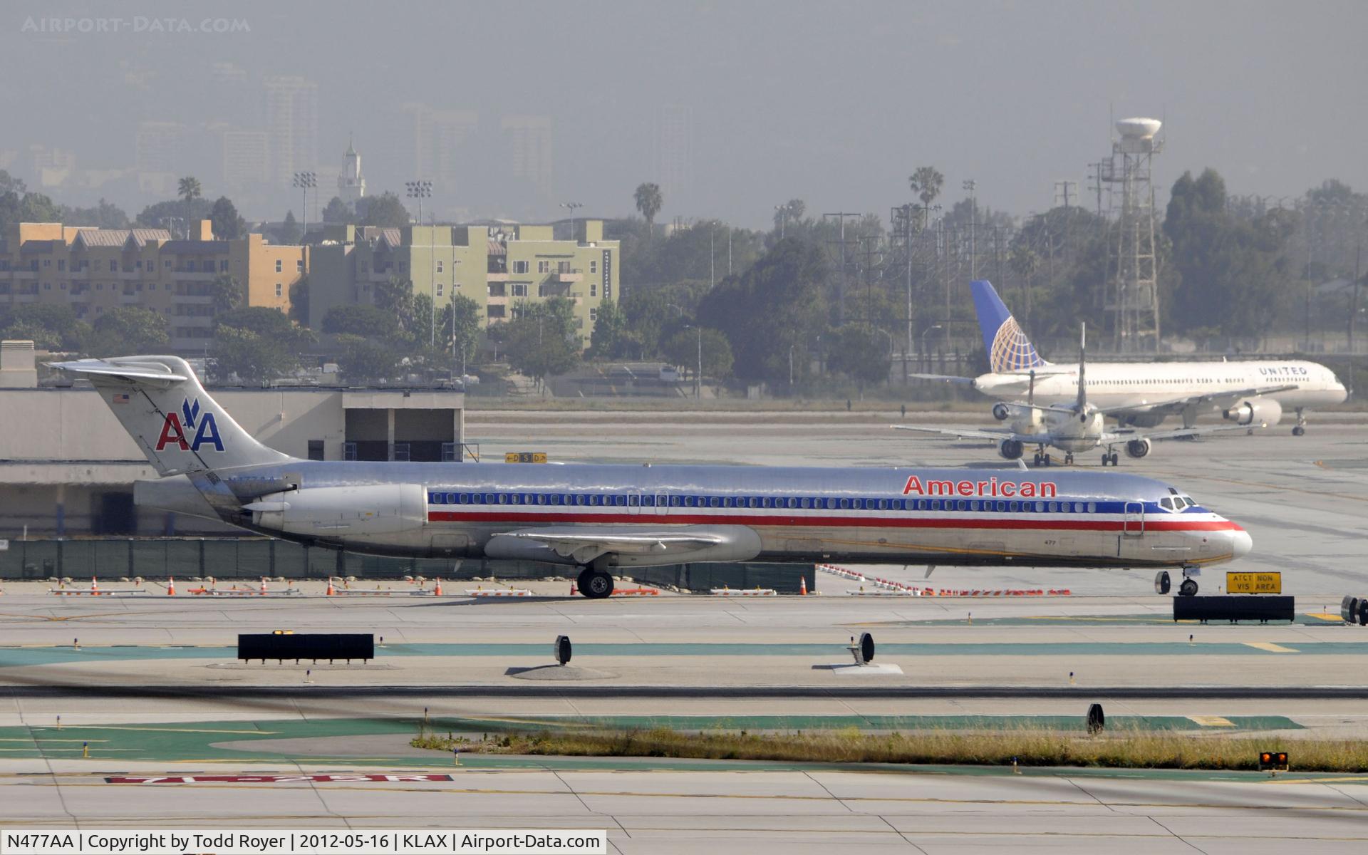 N477AA, 1988 McDonnell Douglas MD-82 (DC-9-82) C/N 49652, Taxiing to gate at LAX