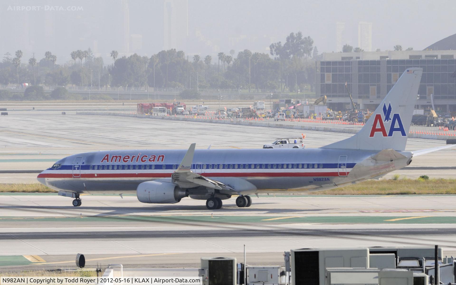 N982AN, 2009 Boeing 737-823 C/N 31067, Taxiing to gate at LAX