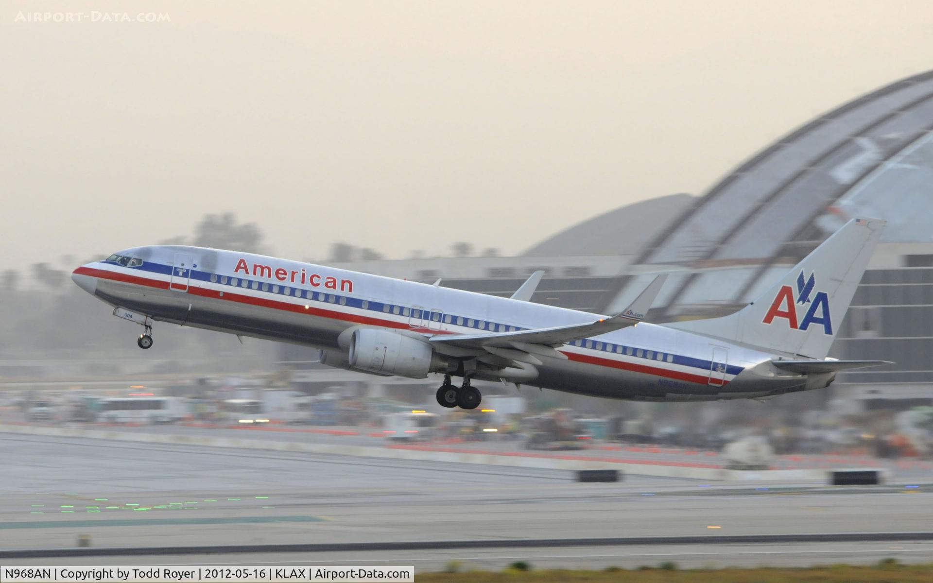 N968AN, 2001 Boeing 737-823 C/N 30095, Departing LAX on 25R