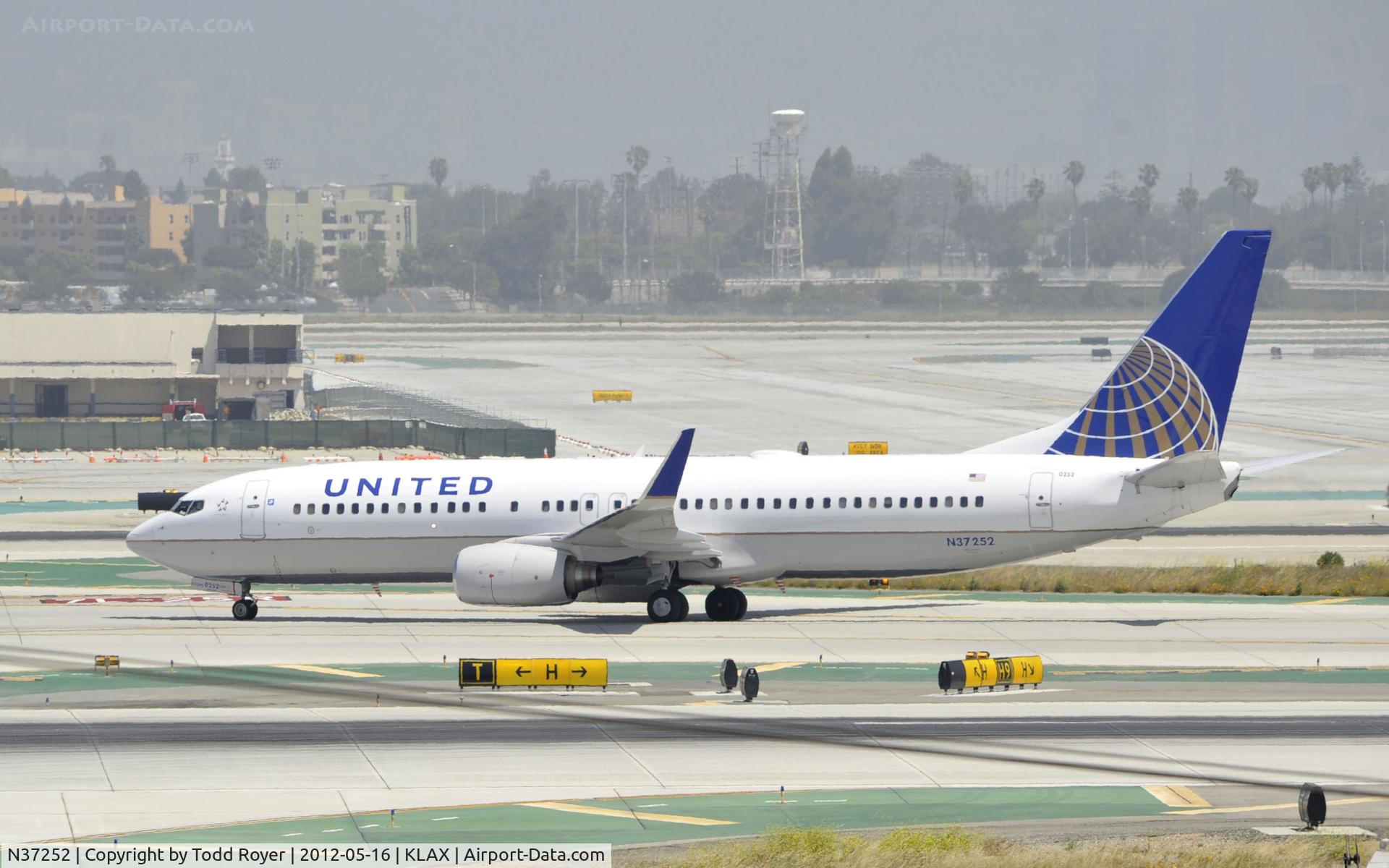 N37252, 2000 Boeing 737-824 C/N 30583, Taxiing to gate at LAX