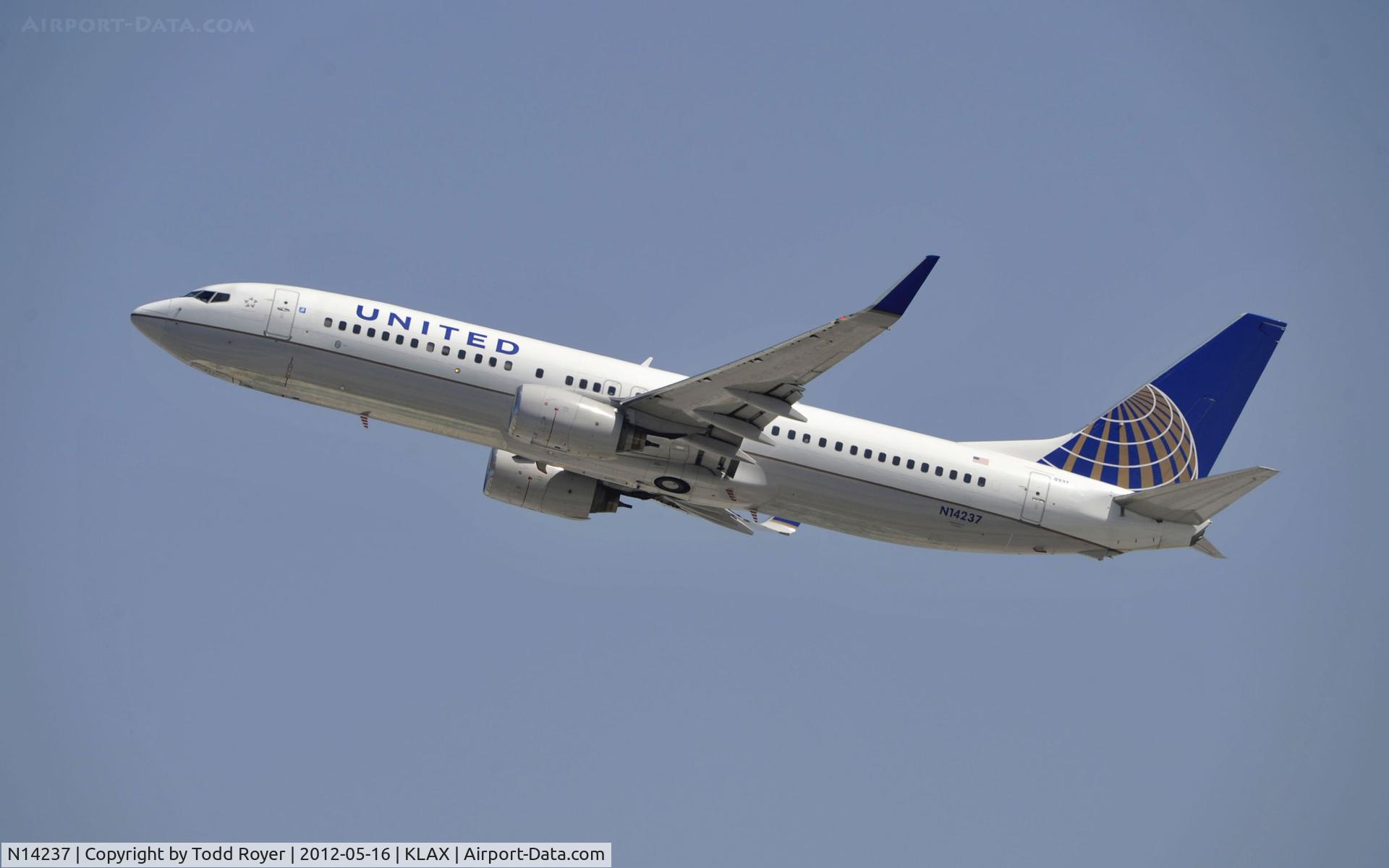 N14237, 1999 Boeing 737-824 C/N 28802, Departing LAX on 25R