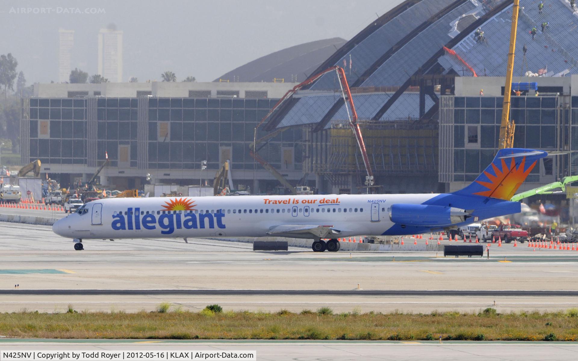 N425NV, 1986 McDonnell Douglas MD-82 (DC-9-82) C/N 49438, Taxiing for departure at LAX