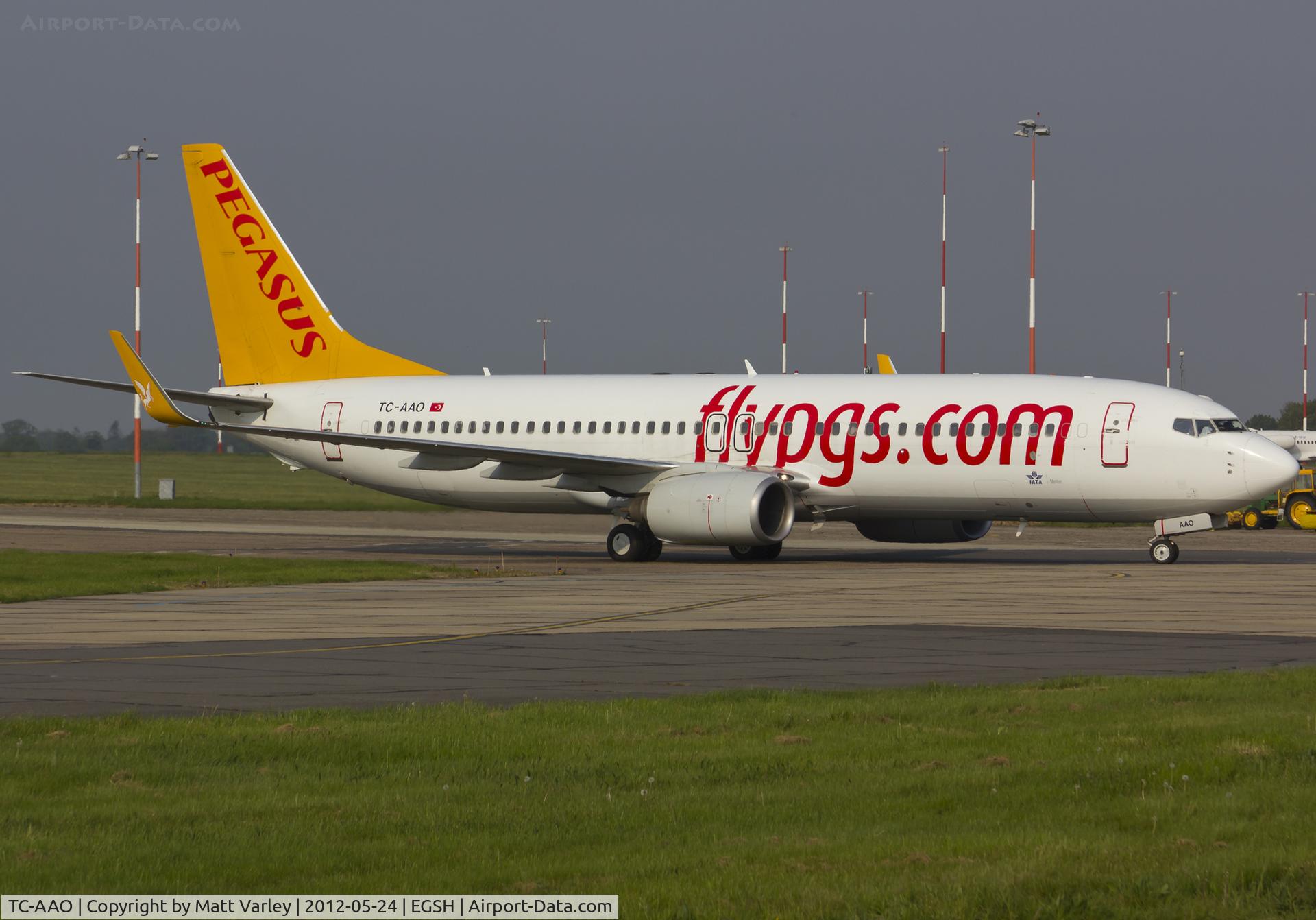 TC-AAO, 2000 Boeing 737-86N C/N 28619, Arriving at EGSH.