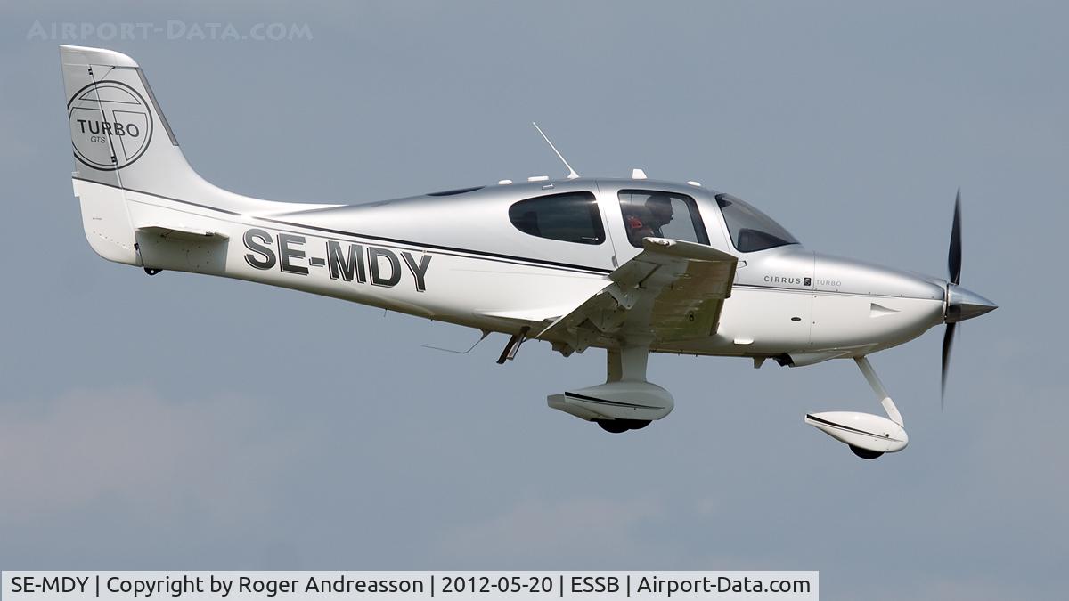 SE-MDY, Cirrus SR22 GTS Turbo C/N 3506, On final to runway 12