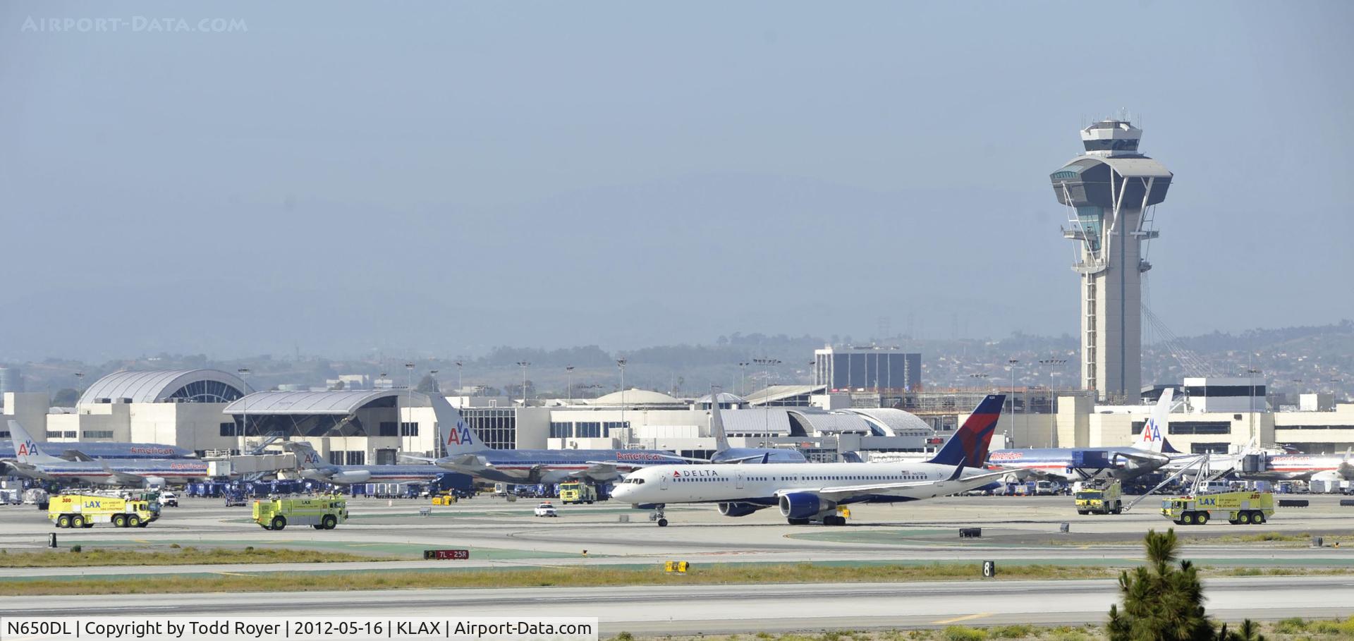 N650DL, 1989 Boeing 757-232 C/N 24390, Surrounded by fire equipment after an emergency landing
