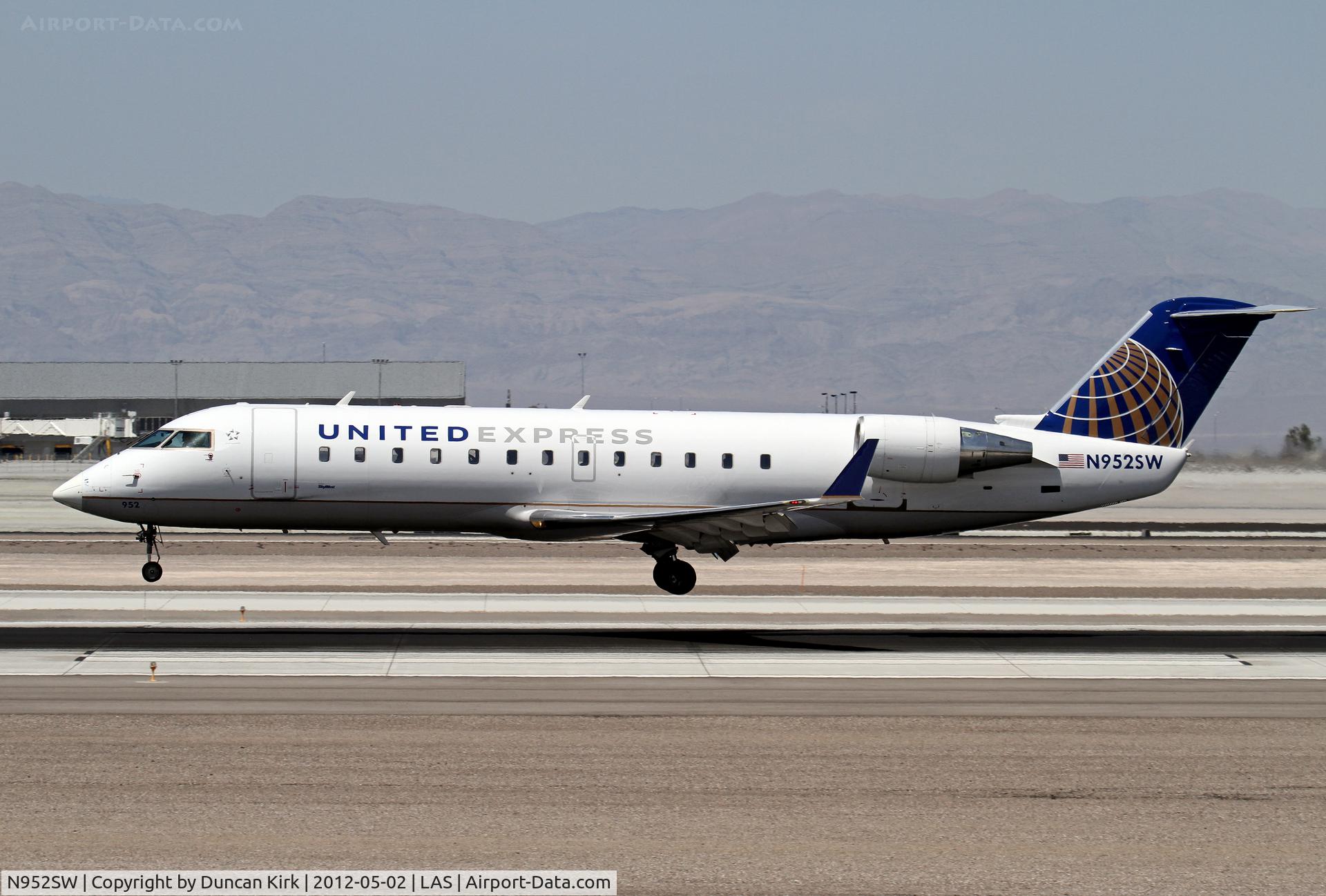 N952SW, 2003 Bombardier CRJ-200LR (CL-600-2B19) C/N 7805, Touching down at the famous viewing spot