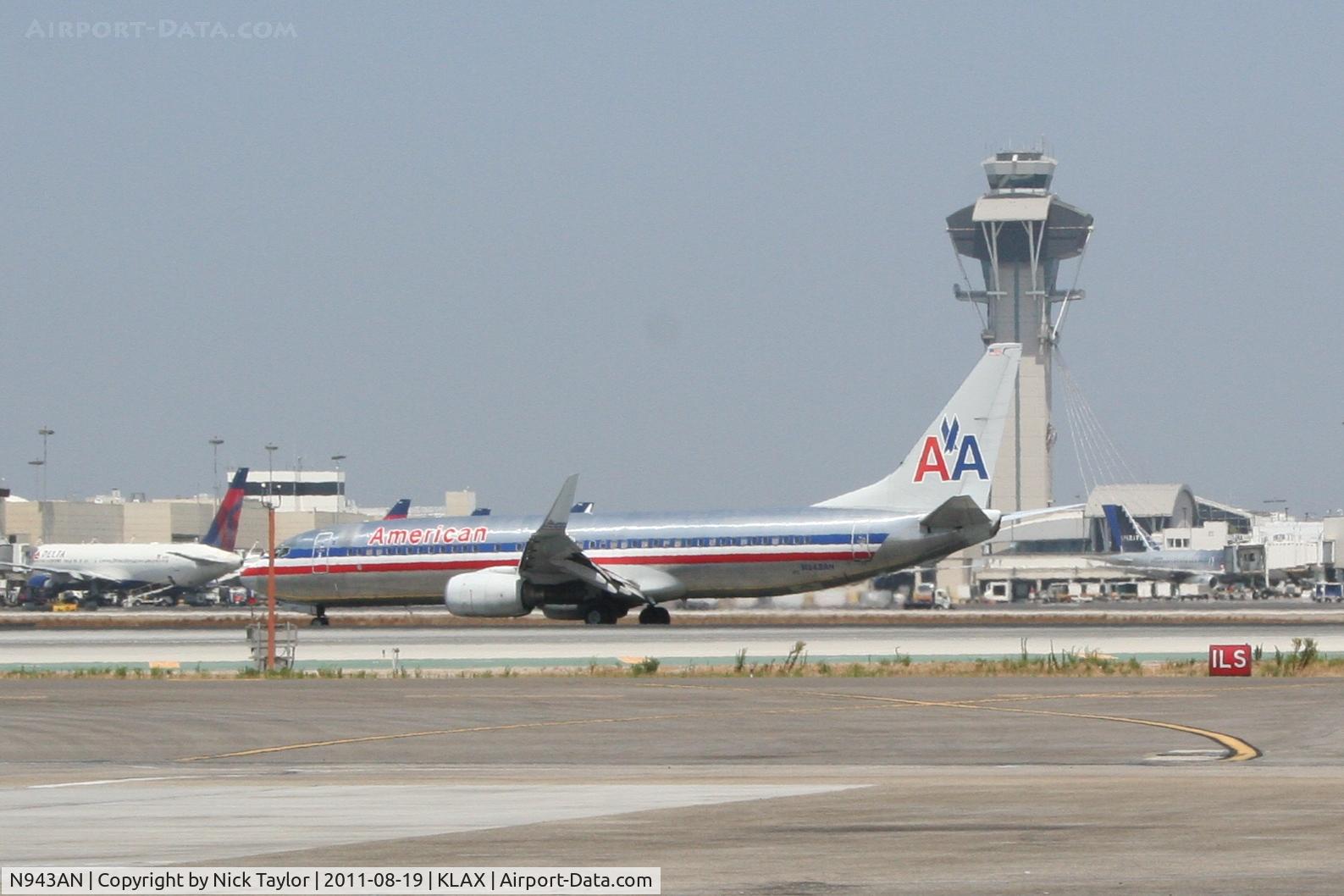 N943AN, 2000 Boeing 737-823 C/N 30599, Rollout 25L