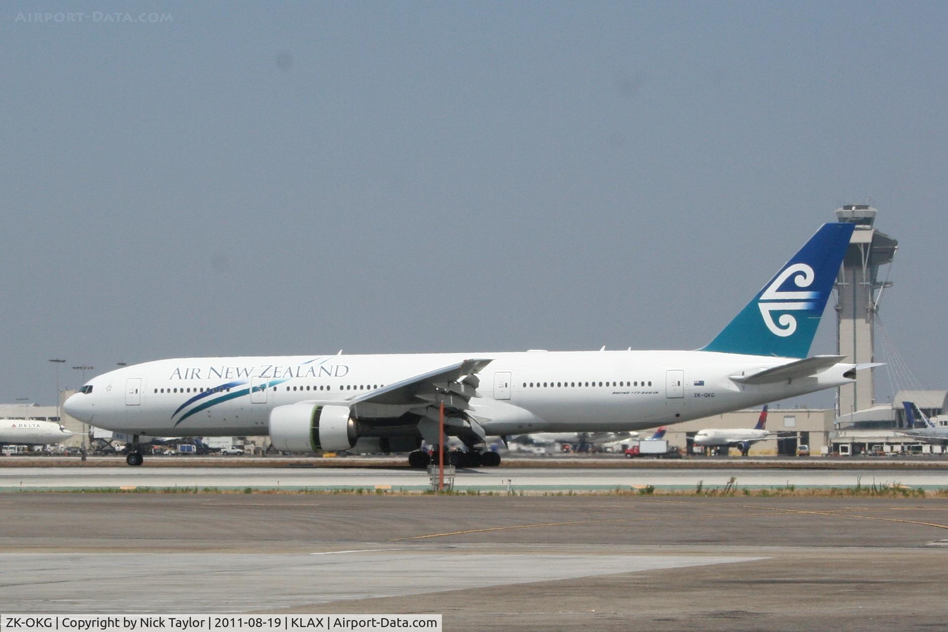 ZK-OKG, 2006 Boeing 777-219 C/N 29403, Thrust reversers deployed