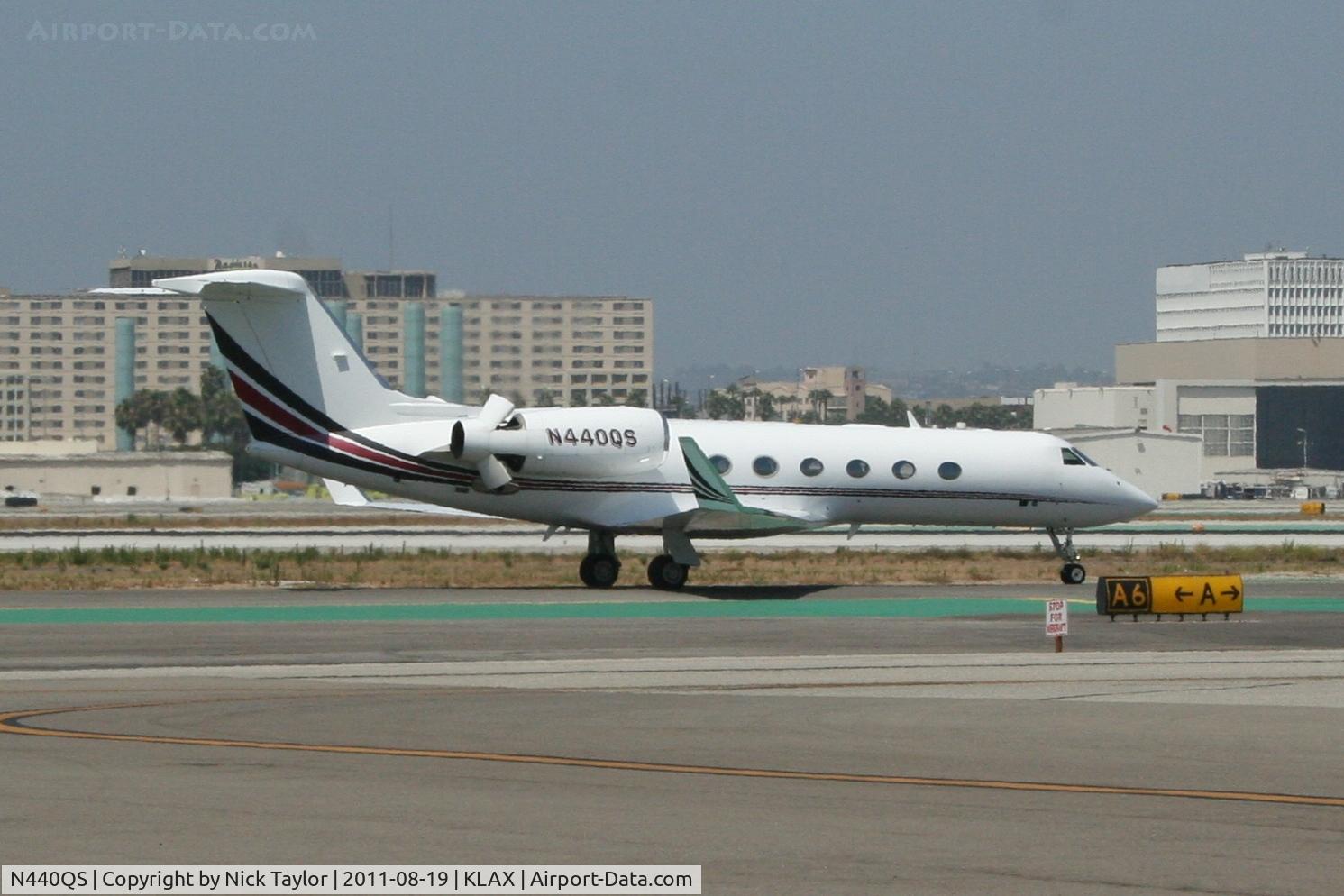 N440QS, 2005 Gulfstream Aerospace GIV-X (G450) C/N 4025, Taxiing for departure
