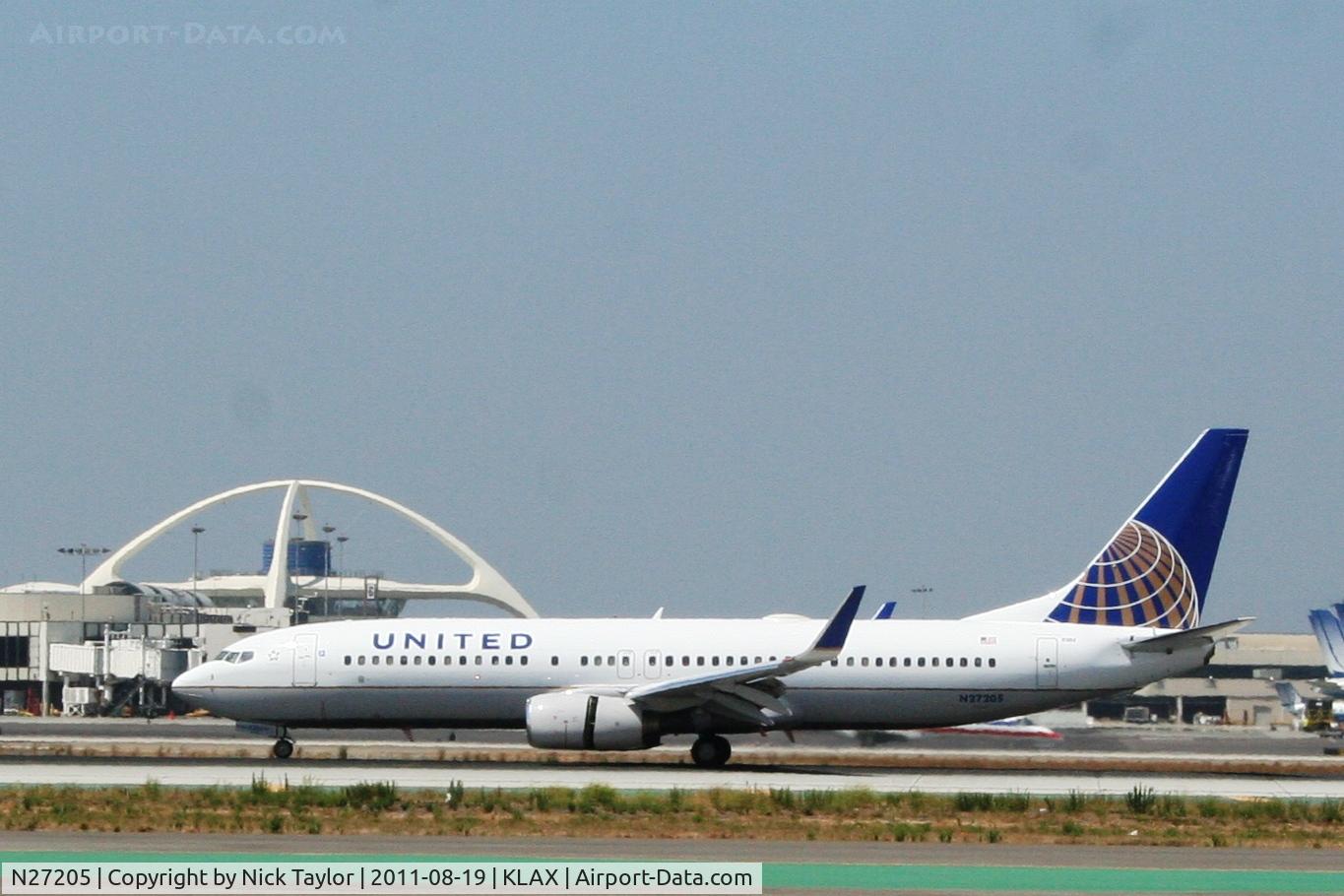 N27205, 2000 Boeing 737-824 C/N 30577, Landing 25L
